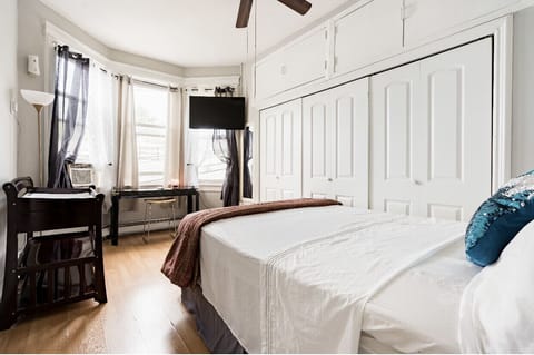 2 bedrooms, memory foam beds, in-room safe, desk