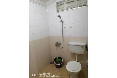 Combined shower/tub, hair dryer, towels, soap