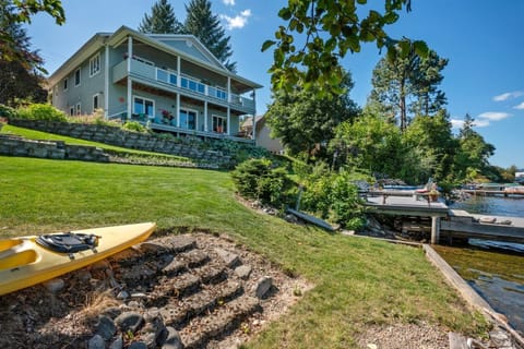 This beautiful house offers families the full lake experience. With a large lawn and waterfront this home is perfect for all.