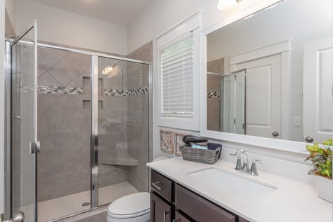 Combined shower/tub, hair dryer, towels