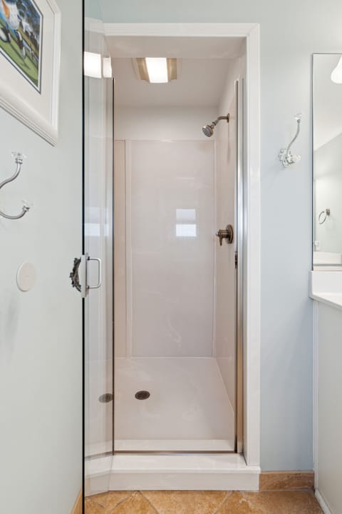 Combined shower/tub, towels