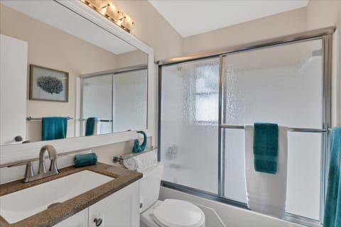 Combined shower/tub, hair dryer, towels