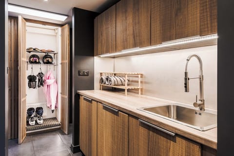 heated kit drying cupboard / utility room