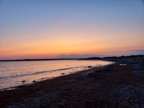 Beach nearby, sun loungers, beach towels