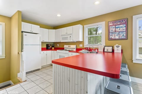 Guest House full kitchen with bar seating for 4