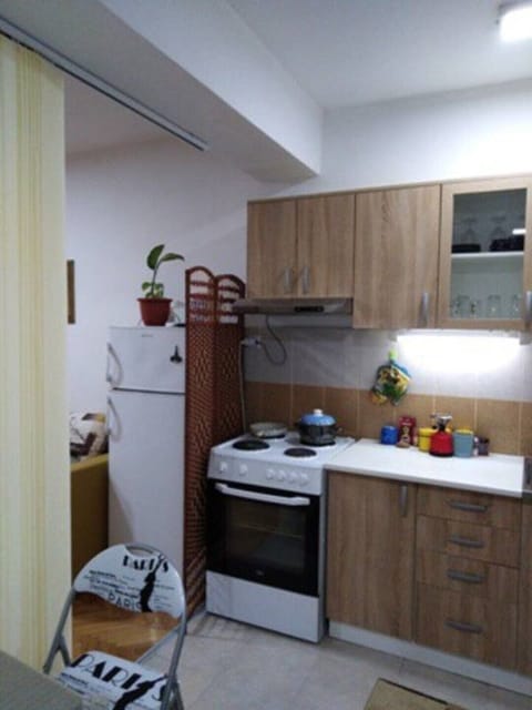 Fridge, oven, stovetop, coffee/tea maker