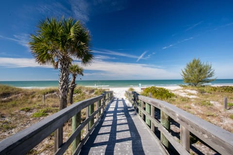 Beach nearby, sun loungers, beach towels