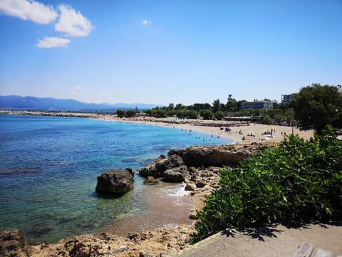 Beach nearby, sun loungers, beach towels