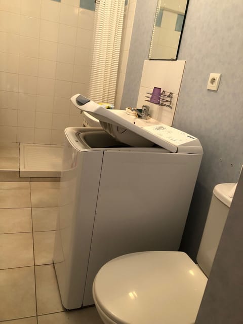 Combined shower/tub, hair dryer, toilet paper