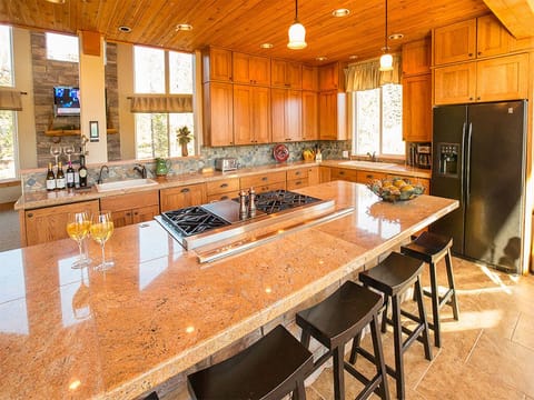 Kitchen Island seats 5