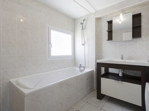 Bathtub, free toiletries, hair dryer, towels