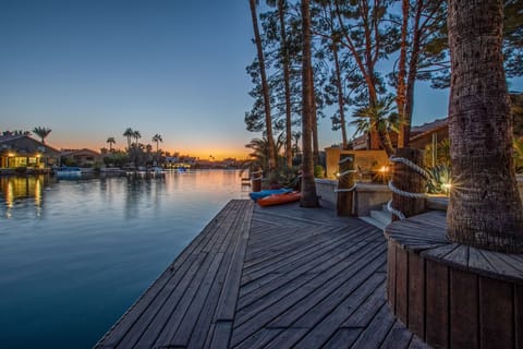 GILBERT LAKE TREASURE offers you spectacular sunsets on Val Vista Lakes, a one of a kind Gilbert neighborhood.