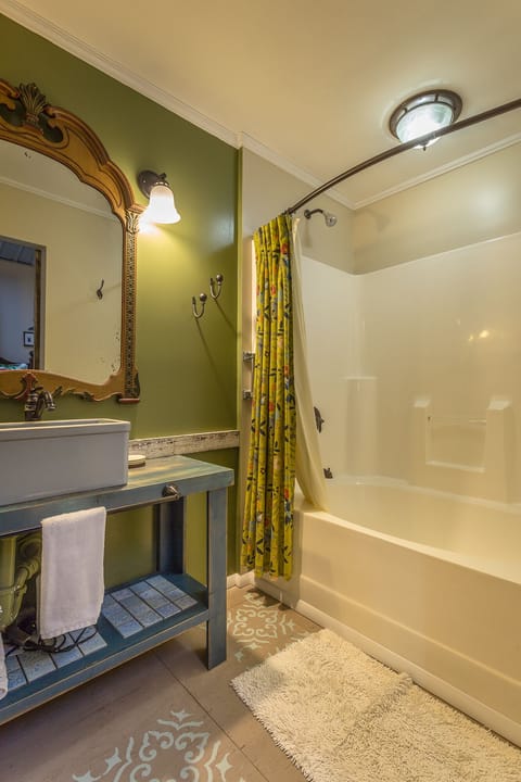 Combined shower/tub, hair dryer, towels