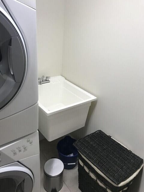 Combined shower/tub, jetted tub, hair dryer, towels