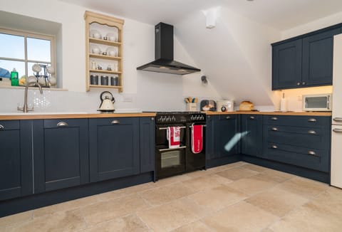 Ground floor: Spacious and fully equipped kitchen