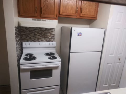 Fridge, cookware/dishes/utensils