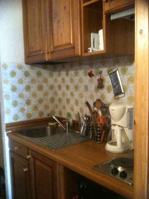 Fridge, oven, stovetop, coffee/tea maker