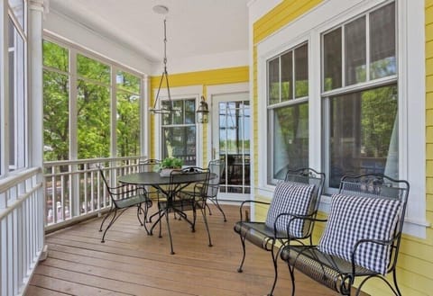 Outside Living | Screened in Porch