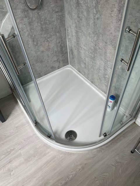 Combined shower/tub, hair dryer, bidet, towels