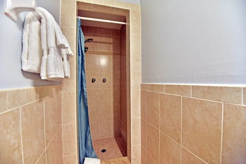 Combined shower/tub, hair dryer, towels