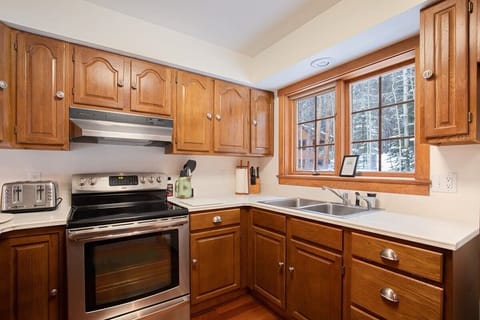 Kitchen: Drip coffee maker, blender, cooking utensils, tableware