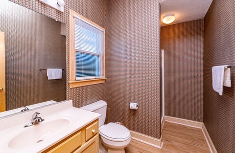 Combined shower/tub, towels