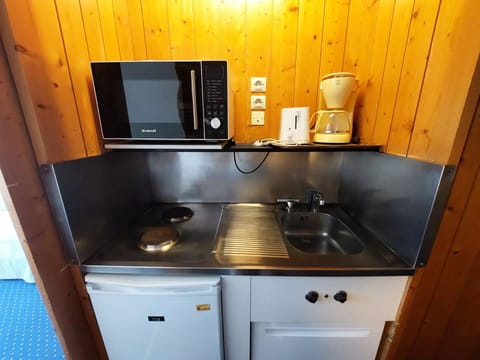 Fridge, microwave, dishwasher, coffee/tea maker