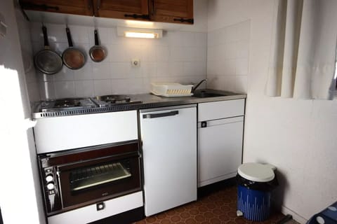 Fridge, oven, coffee/tea maker, cookware/dishes/utensils