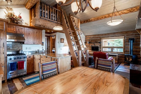 Gold Rush Cabin with amazing kitchen, 2BR's + Loft
