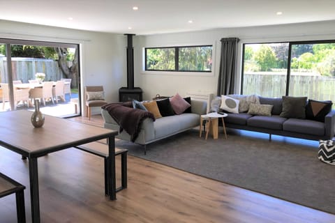 Newly Renovated Tranquillity on Stone Street House in Wanaka