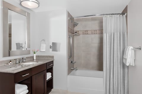 Combined shower/tub, jetted tub, hair dryer, towels