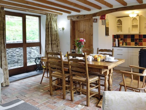 Spacious dining area | The Hen House - Cwm Clyd, Llandovery