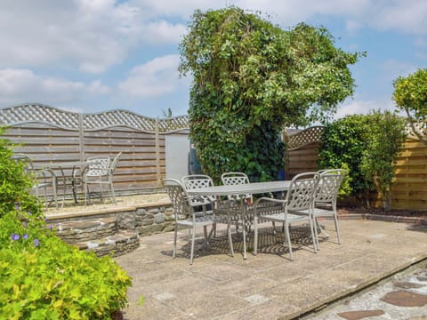 Outdoor area | Can-Y-Mor, Victoria House - Victoria House Apartments, Llansteffan, near Carmarthen