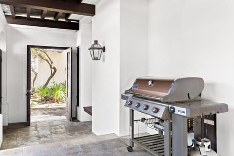 Carmel Cottage - SOUTH OF 30A, FREE GYM/TENNIS, ELEVATOR, BEAUTIFUL OUTDOOR AREA House in Rosemary Beach