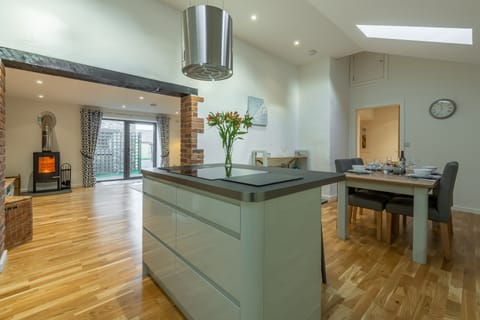 The Parlour, St Agnes. Modern kitchen island with breakfast bar