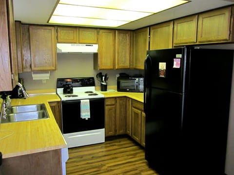 Fridge, microwave, stovetop, dishwasher