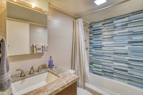 Combined shower/tub, hair dryer, towels