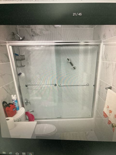 Combined shower/tub, hair dryer, bidet, towels