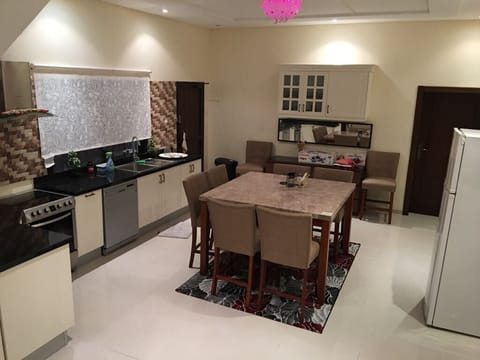 Private kitchen | Microwave, cookware/dishes/utensils, dining tables