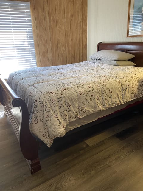 2nd Bedroom with queen bed 