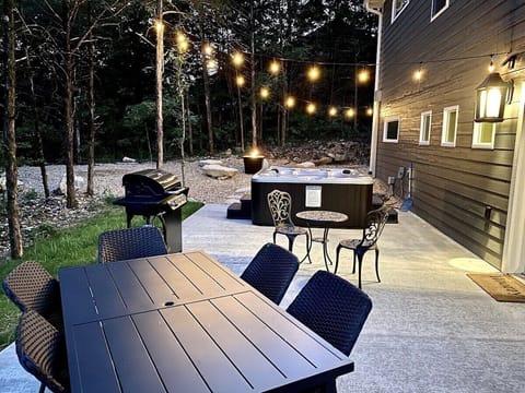 HotTub, Gas BBQ Grill, Outdoor Seating, Fire Pit. Horseshoe Pit, on 1/2 Acre Lot