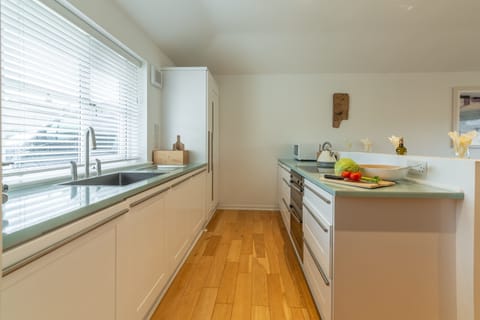 Amaroo, St Agnes. Well equipped kitchen with dishwasher and washing machine