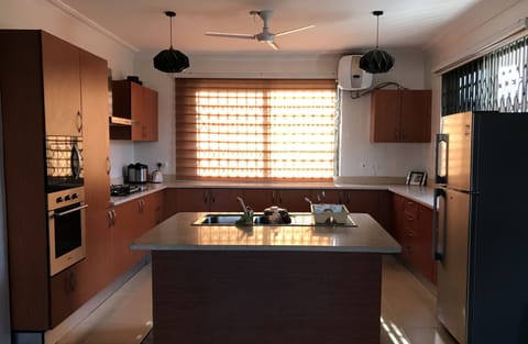 Private kitchen | Fridge, microwave, oven, electric kettle