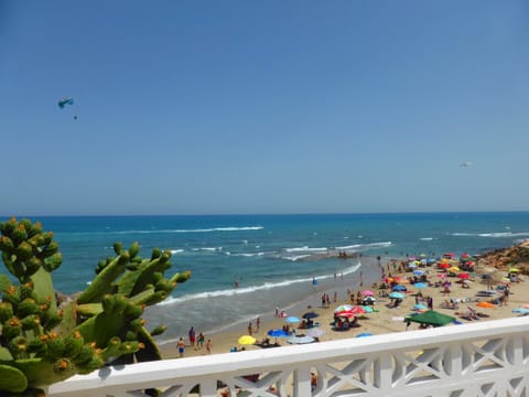 Beach nearby, sun loungers, beach towels