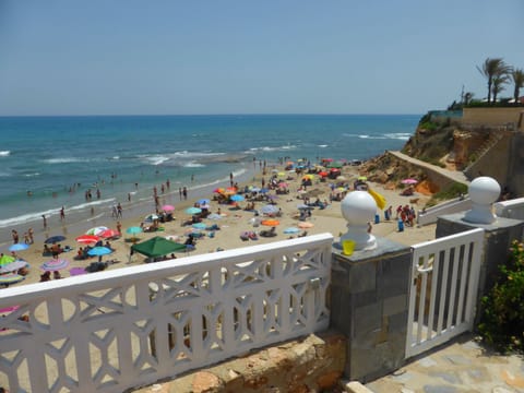 Beach nearby, sun loungers, beach towels