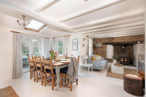 Roseneath, St Agnes. Ground floor: Dining area with table and seating for eight
