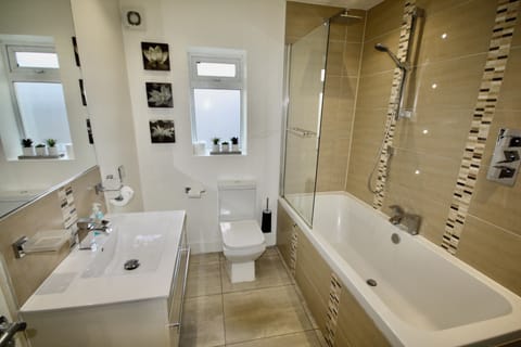 Combined shower/tub, eco-friendly toiletries
