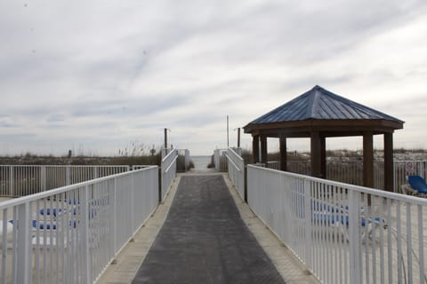 Walkway to the beach 