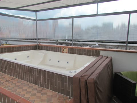 HOT TUB for 9