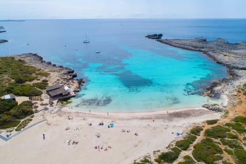 Beach nearby, sun loungers, beach towels